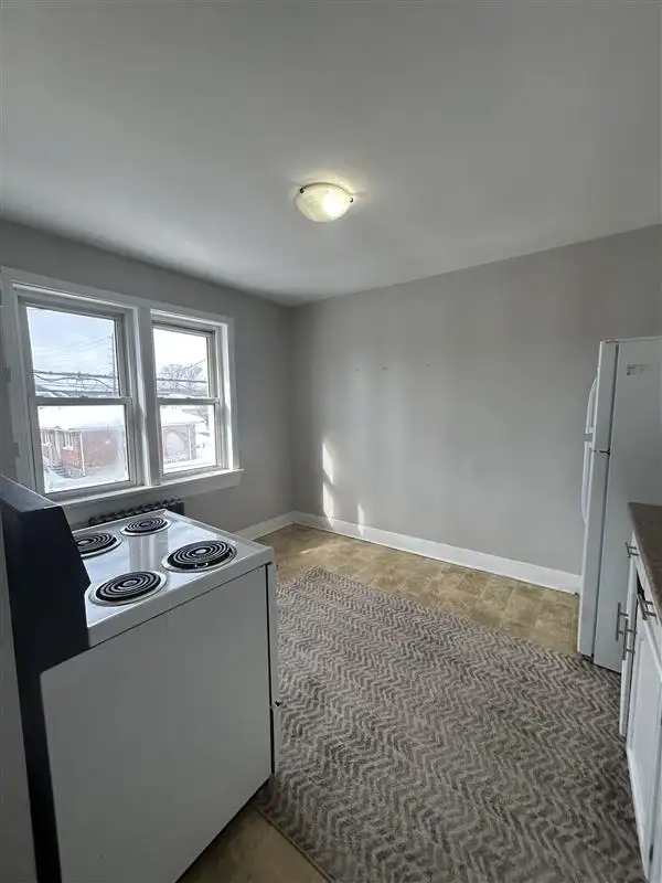 ☀️ Bright & Spacious 2-Bedroom Apartment — $1,600 All-Inclusive - Photo 9