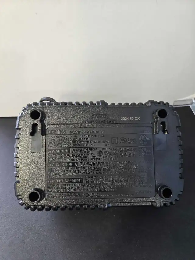 DEWALT CHARGER 6AMP DCB1106 - Photo 2