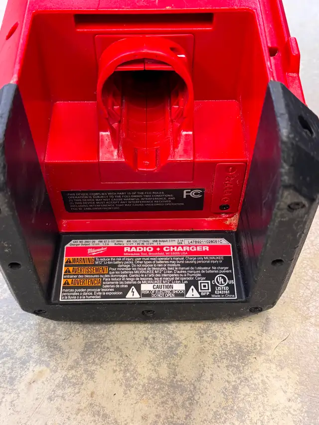 Milwaukee 12V Lithium-Ion Cordless Bluetooth/AM/FM Jobsite Radio