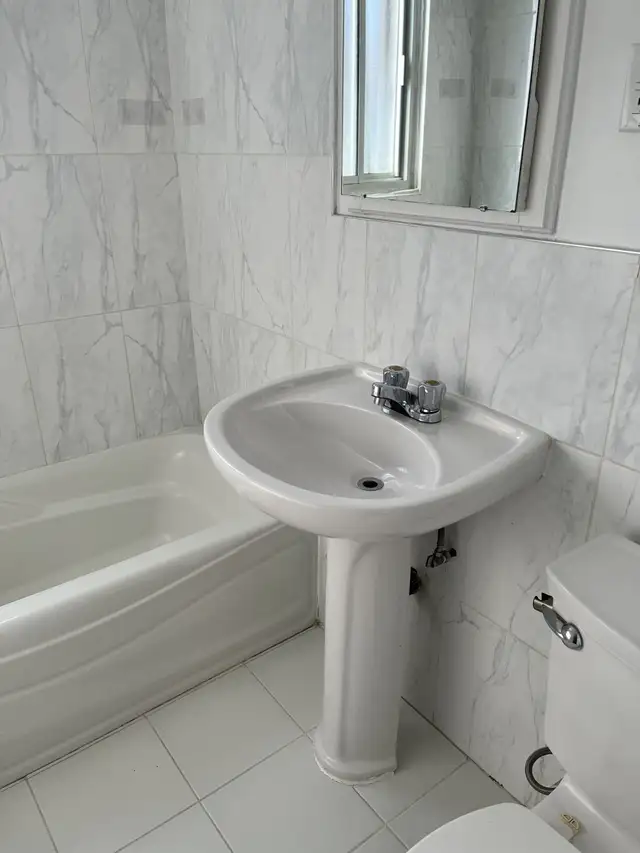 SPACIOUS 3.5 HEATED STEPS FROM UdeM,METRO'S..... - Photo 3