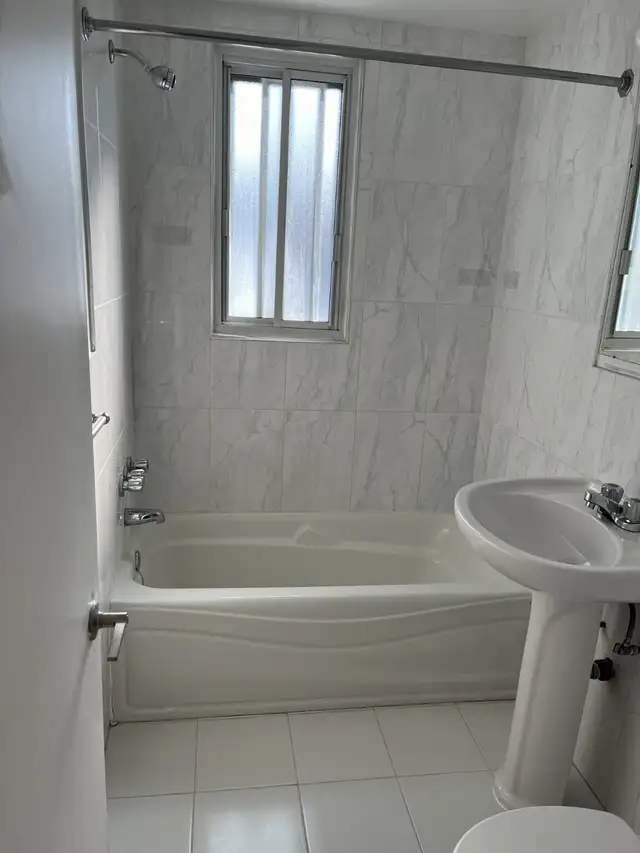 SPACIOUS 3.5 HEATED STEPS FROM UdeM,METRO'S..... - Photo 4