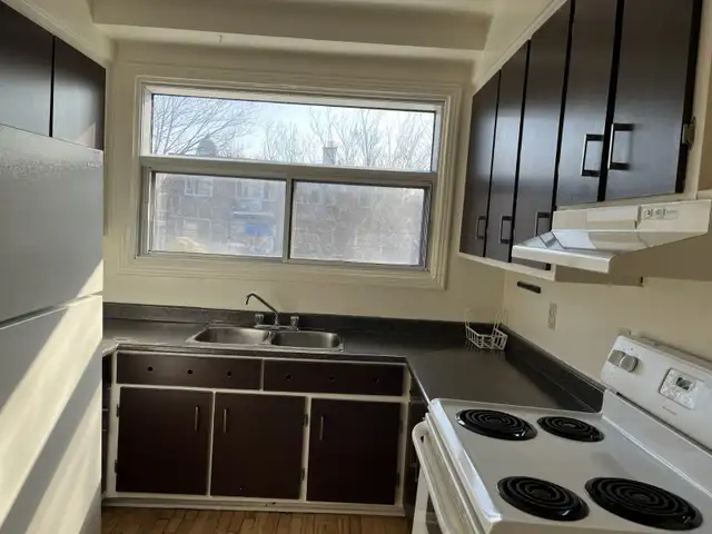 SPACIOUS 3.5 HEATED STEPS FROM UdeM,METRO'S..... - Photo 6