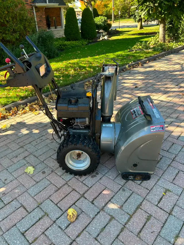 Craftsman 27 inch snowblower… 10 1/2 hp Tecumseh engine - Photo 2