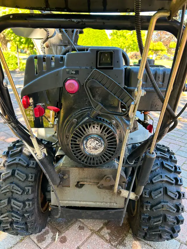 Craftsman 27 inch snowblower… 10 1/2 hp Tecumseh engine - Photo 5