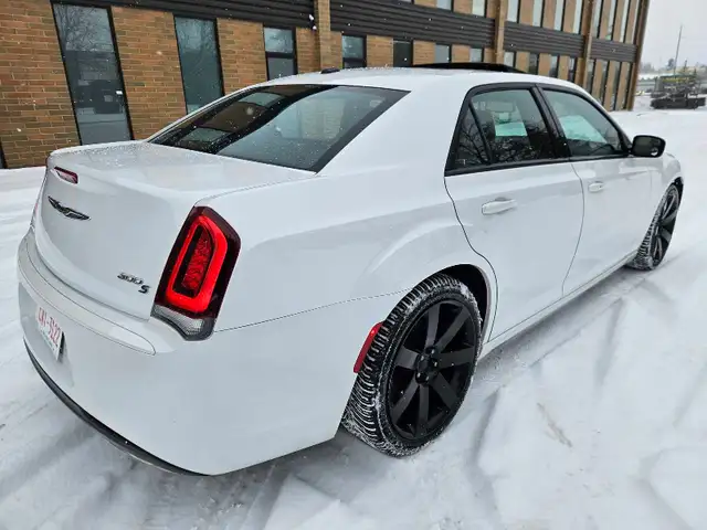 2015 Chrysler 300s 3.6L V6 RWD - Photo 3