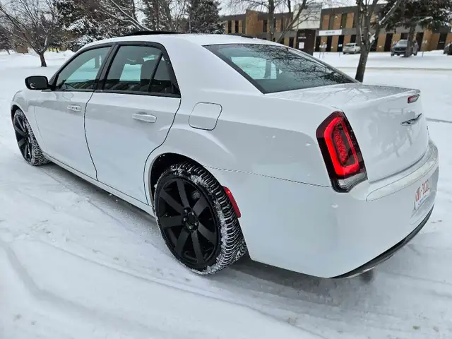 2015 Chrysler 300s 3.6L V6 RWD - Photo 4