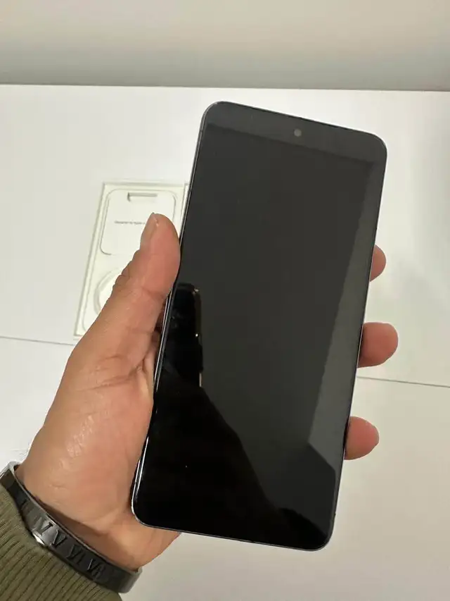 Google Pixel 8 Pro 256GB – AirPods & Adapter Included – Delivery - Photo 2