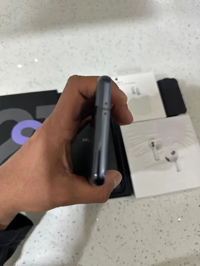 Samsung S21 128GB – Unlocked – Like New w/ AirPods & Charger - Photo 4