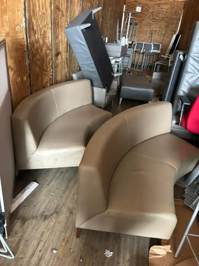 Steelcase Coalesse Circular Couch – Modern Lounge Seating | $300