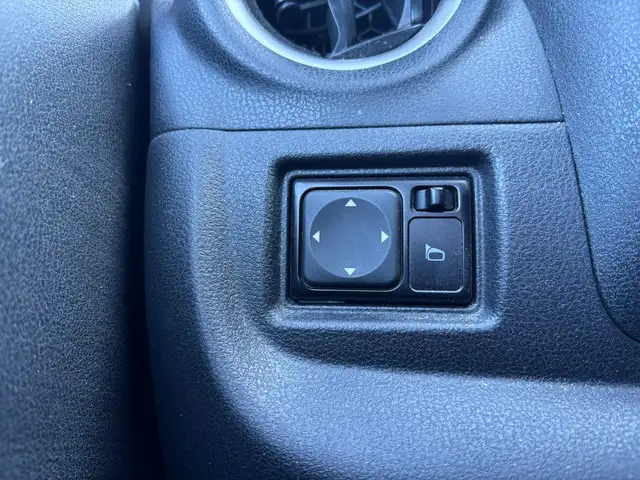 2017 Nissan Versa Note SR 1.6 • Heated Seats - Photo 14