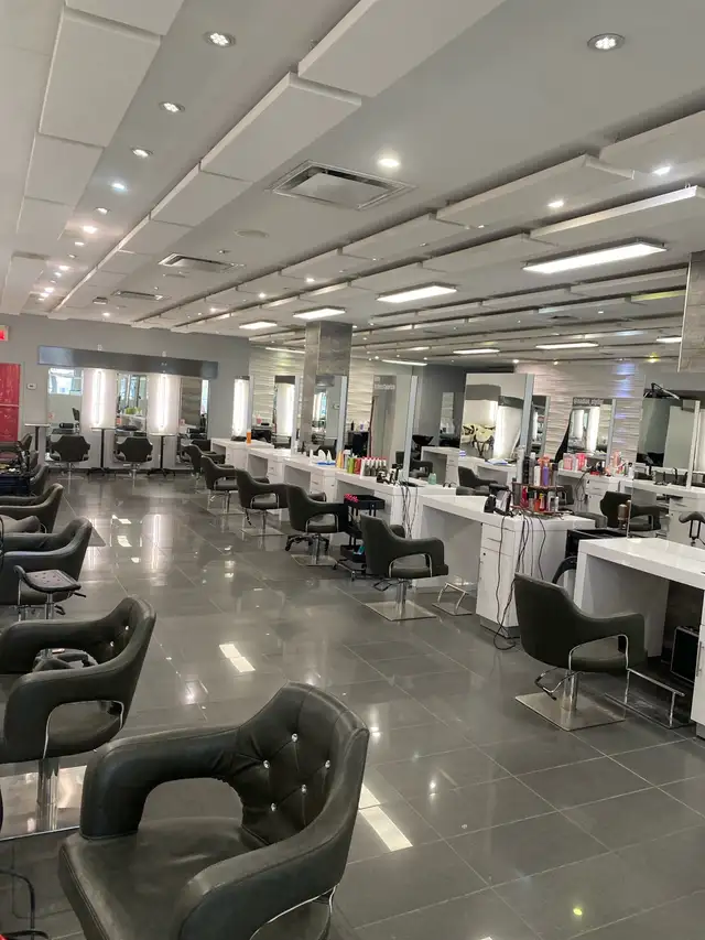 technicienne en pose d’ongles