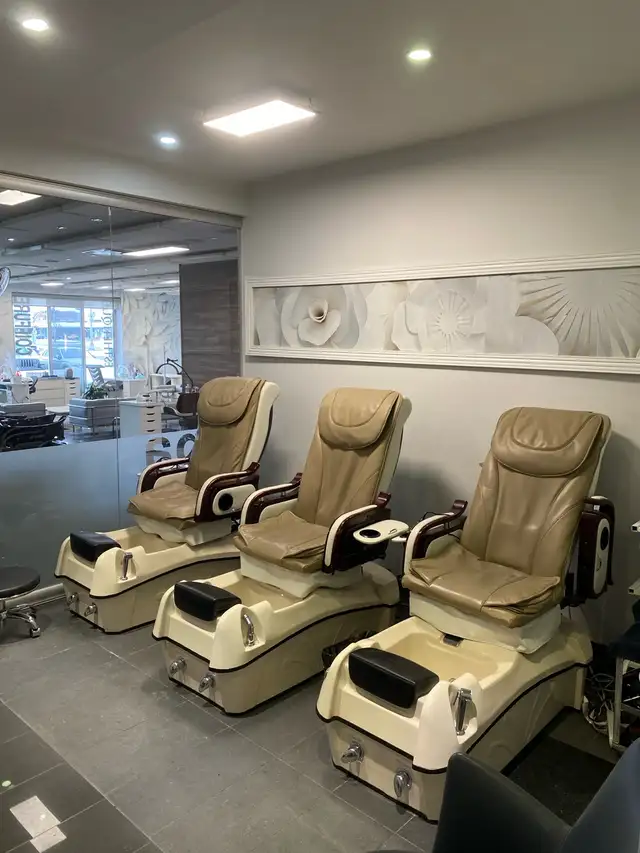 technicienne en pose d’ongles - Photo 2