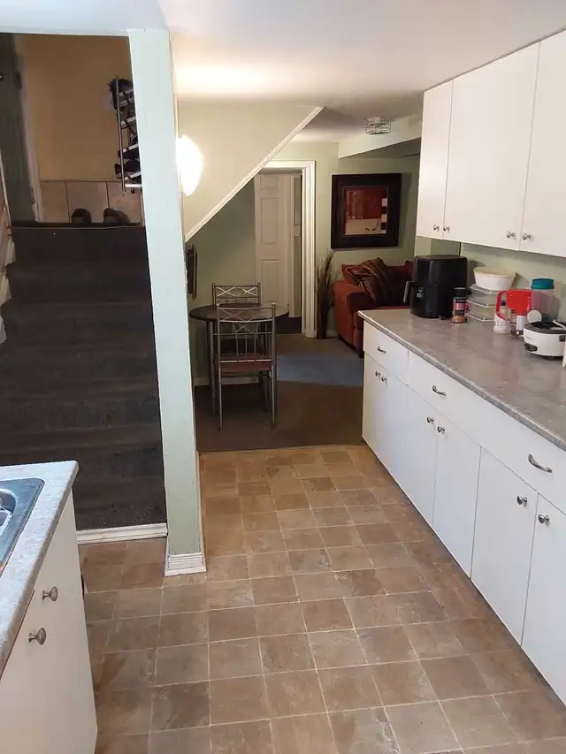 Brock #316 bus 2 min/walk to Glenridge av. non smoking MALE $550 - Photo 10