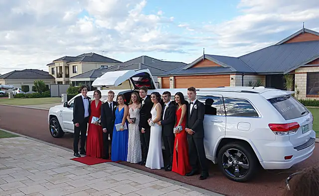 LIMOUSINE LIMOS  TORONTO PARTY BUS WEDDING BIRTHDAY CITY TOUR - Photo 4