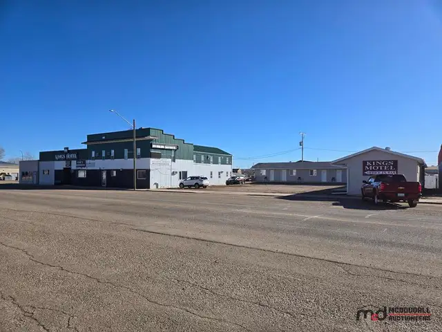 Real Estate Auction: Kings Hotel - Shaunavon, SK - Photo 3