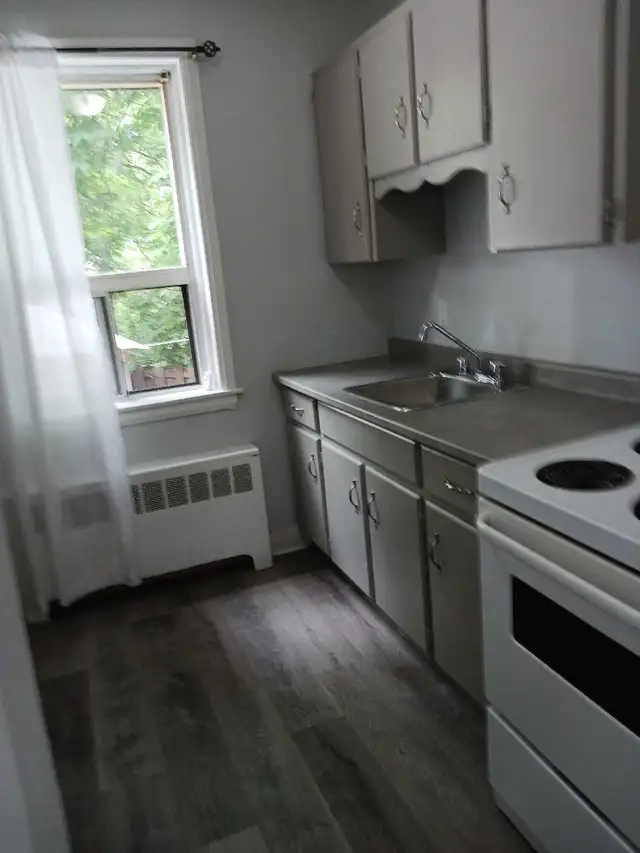 LARGE BRIGHT BACHELOR APRIL 1st. - Photo 7