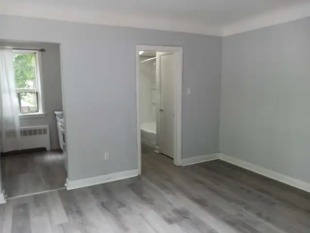 LARGE BRIGHT BACHELOR APRIL 1st. - Photo 8