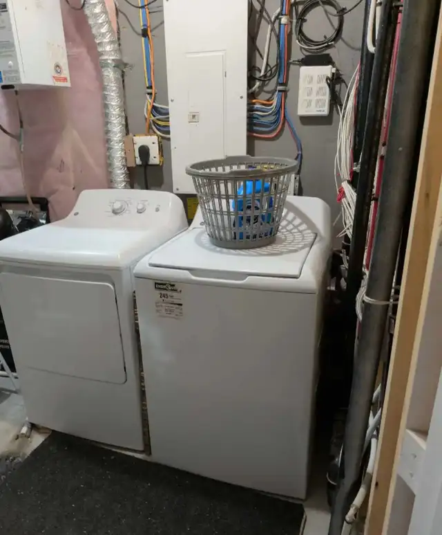 2 Bdrm basement apartment all inclusive - Photo 9