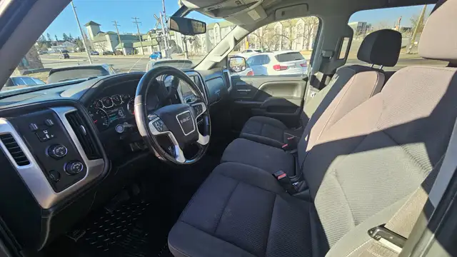 This Pickup powered by a Gasoline engine featuring 4WD/4-Wheel D - Photo 11