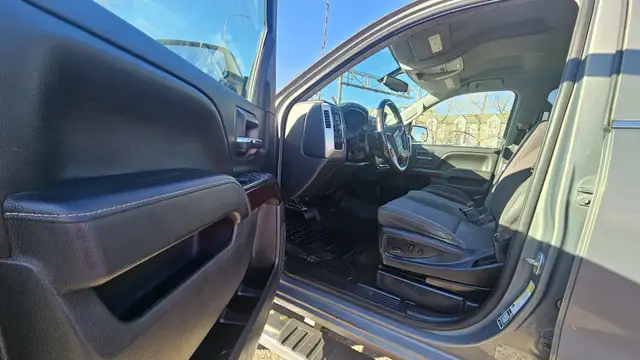 This Pickup powered by a Gasoline engine featuring 4WD/4-Wheel D - Photo 16