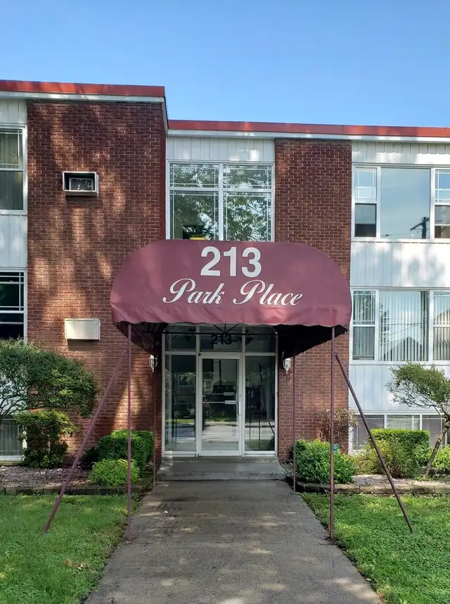 MAIN FLOOR BACHELOR APT with immediate occupancy - Photo 8