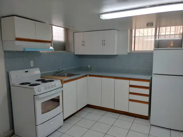 Spotless Basement Bachelor Apt April 1, Bloor & Dufferin