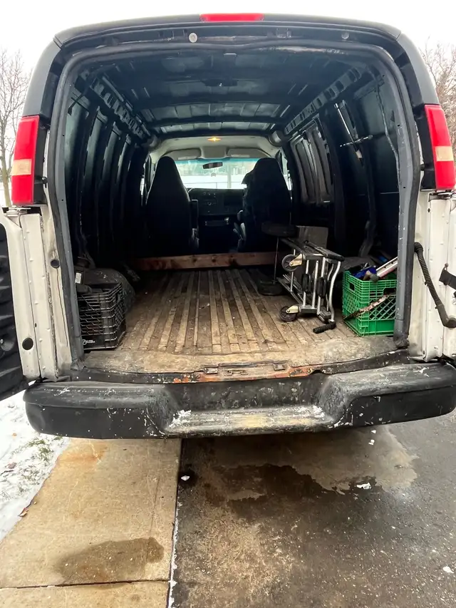 GMC Savana Cargo Van - Photo 2