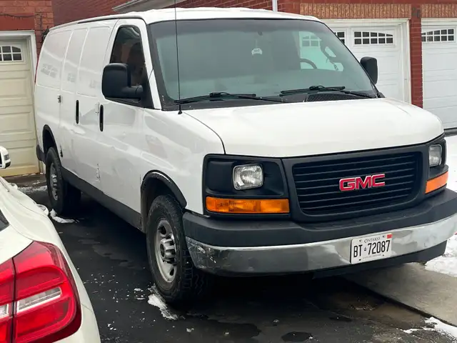 GMC Savana Cargo Van - Photo 3