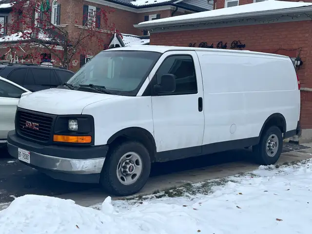 GMC Savana Cargo Van - Photo 4