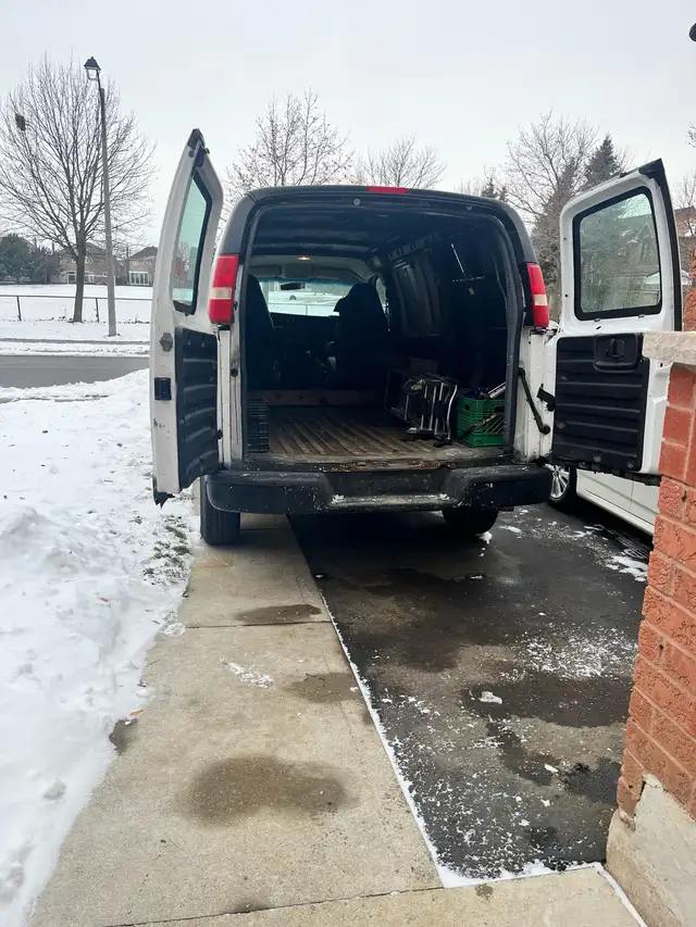 GMC Savana Cargo Van - Photo 6