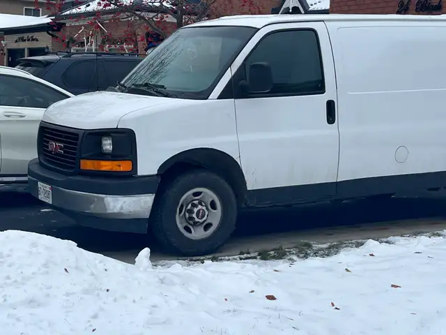GMC Savana Cargo Van - Photo 7