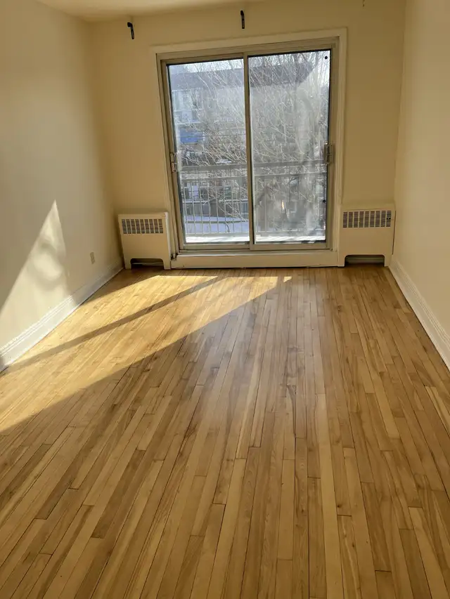 LARGE 3.5 FRONT STEPS FROM METRO'S, UdeM,SERVICES - Photo 5