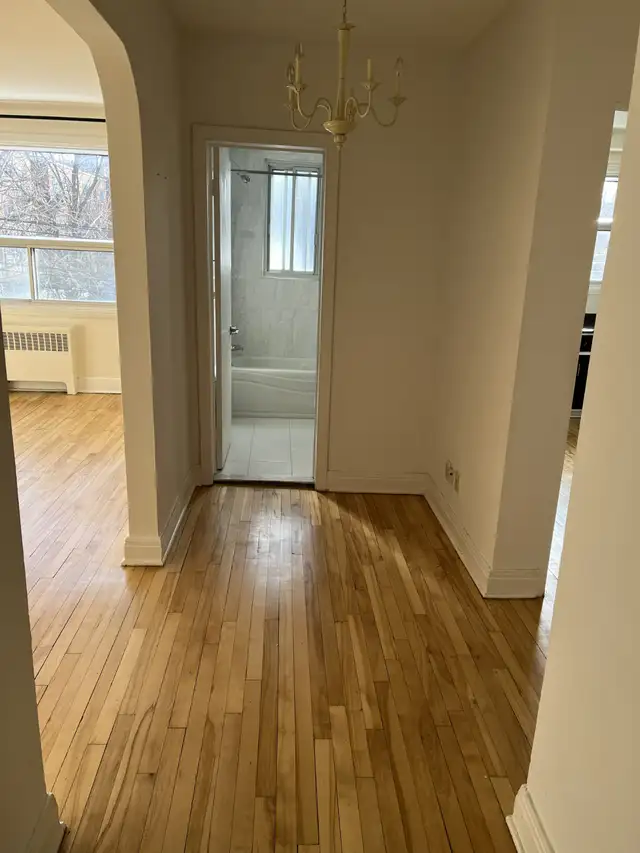 LARGE 3.5 FRONT STEPS FROM METRO'S, UdeM,SERVICES - Photo 10