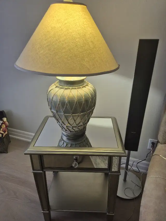 Large Table Lamp, from an Upscale Furniture Store. - Photo 2