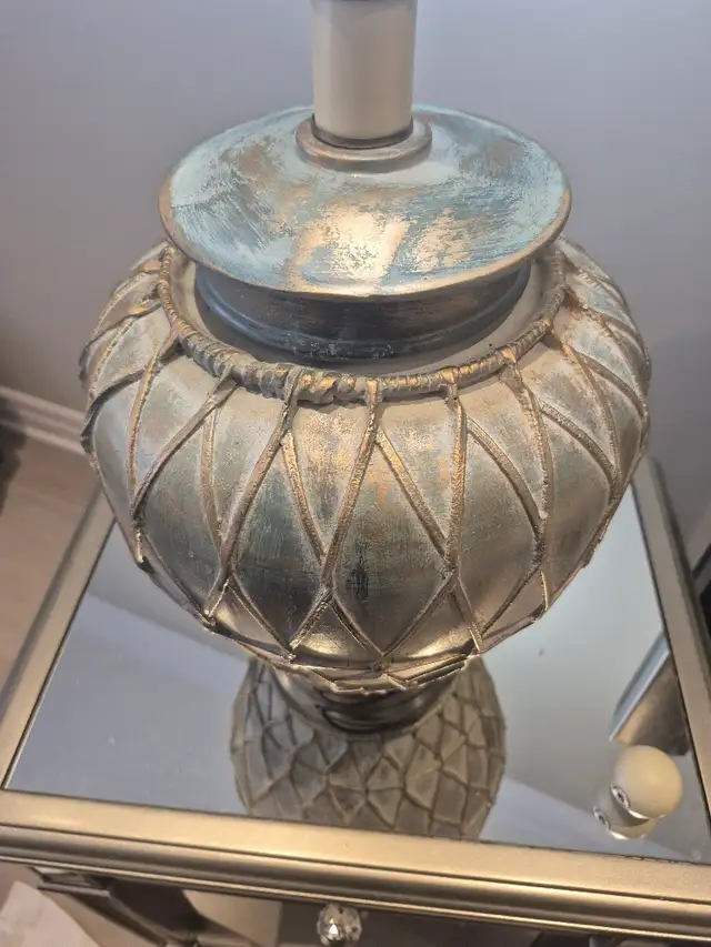 Large Table Lamp, from an Upscale Furniture Store. - Photo 3