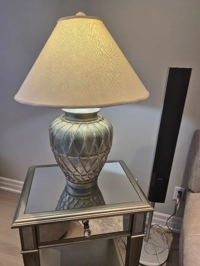 Large Table Lamp, from an Upscale Furniture Store. - Photo 4