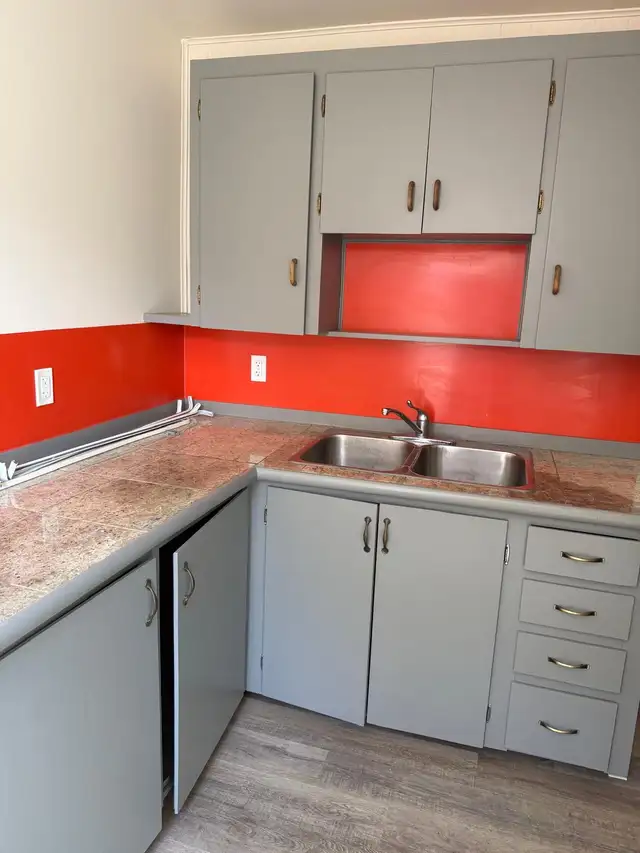 Newly renovated bachelor apartment - Photo 2