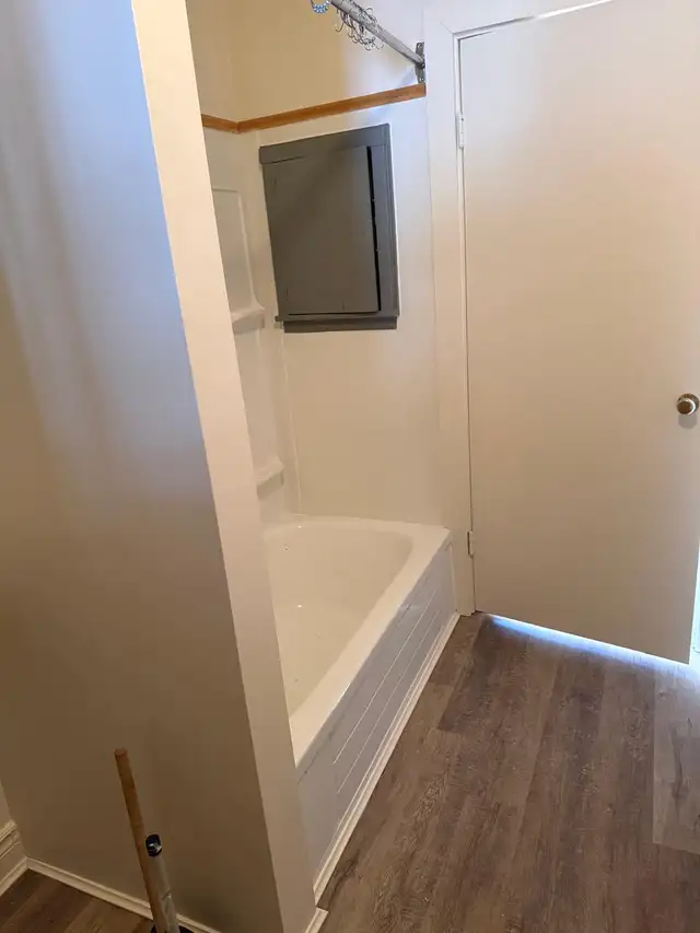 Newly renovated bachelor apartment - Photo 6