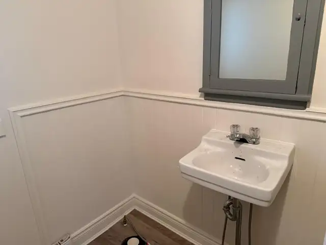 Newly renovated bachelor apartment - Photo 7