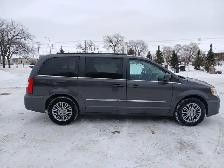 2015 Chrysler Town & Country Touring - Photo 4
