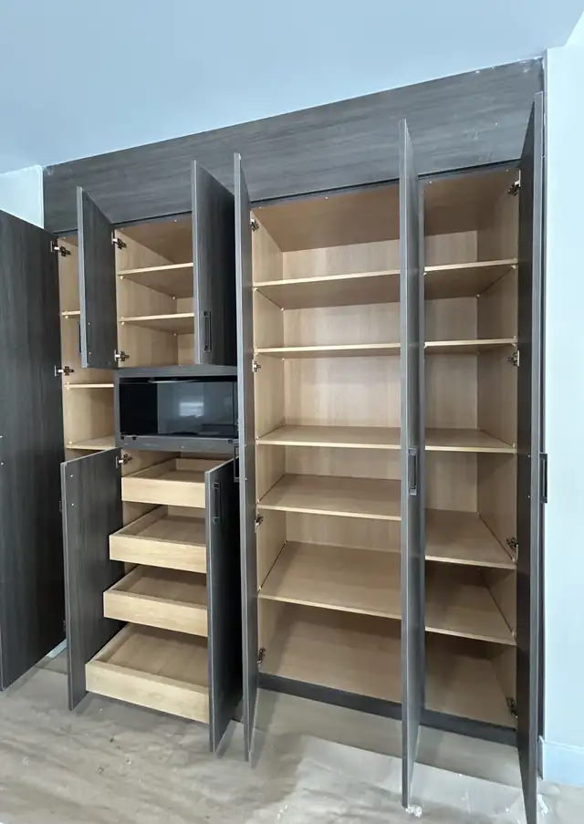 PET FRIENDLY. 2 bdrm den. in-house garage. Shiraz 50  community - Photo 5