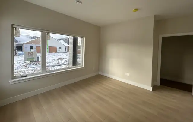 PET FRIENDLY. 2 bdrm den. in-house garage. Shiraz 50  community - Photo 18