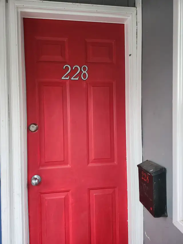228 Watson - 2BR Den, Bottom Floor Duplex, West, Backyard, W/D - Photo 2