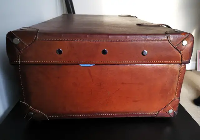 Vintage cowhide suitcase - Photo 5