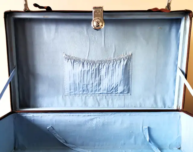 Vintage cowhide suitcase - Photo 9