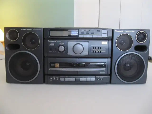 Classic Panasonic BoomBox Model RX-DT690 4.6PDS BiAmpSystem 1996