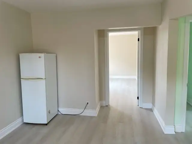 Eglinton/Dufferin 1 bedroom   1 living room apartment (second fl - Photo 4