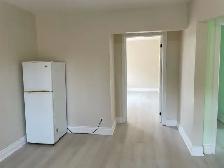 Eglinton/Dufferin 1 bedroom   1 living room apartment (second fl - Photo 4