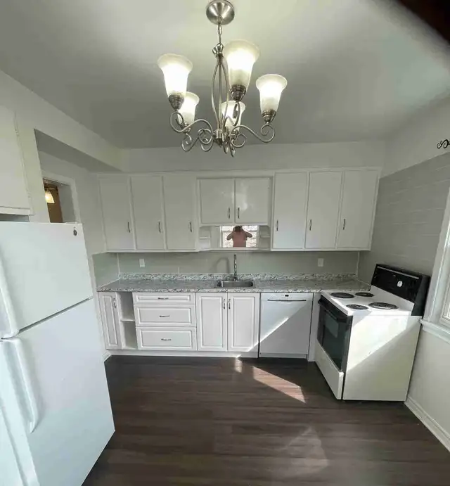 2 Bedroom Apartment - Clean, Quiet, Large