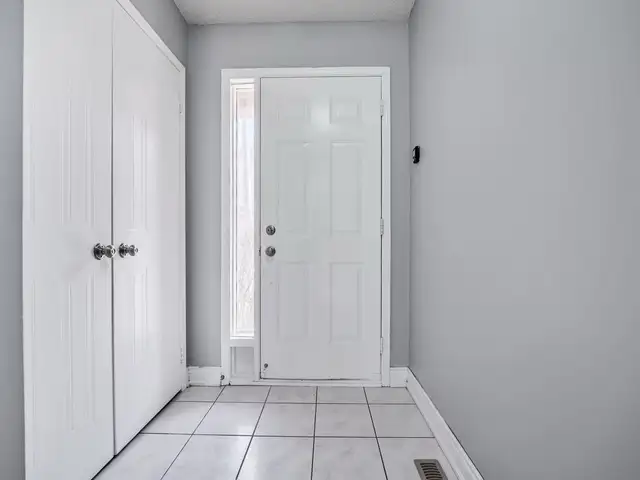 Rooms for Rent – Oakville (Near Sheridan College & Oakville H - Photo 2